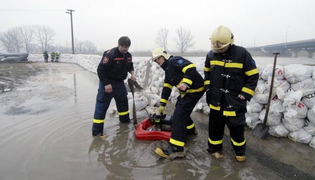 Hasiči odčerpávali 29. března vodu, která začala prosakovat hrází z pytlů s pískem na řece Odře v Ostravě-Koblově