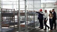 Během prohlídky Trump prohlásil, že zařízení v Everglades na Floridě bude brzy internovat "nejhrozivější migranty, některé z nejzákeřnějších lidí na planetě". Správa uvedla, že aligátoři, krokodýli a krajty v okolních mokřadech zabrání zadrženým v případném útěku.
