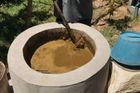 VIDEO: V Kambodži se vaří na hnoji. Navštívili jsme domácí bioplynárnu