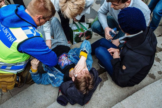 Po prvomájovém shromáždění KSČM na náměstí Jiřího z Poděbrad v Praze se strhla slovní potyčka. Jeden člověk pak použil pepřový sprej, policisté útočníka vzápětí zadrželi.