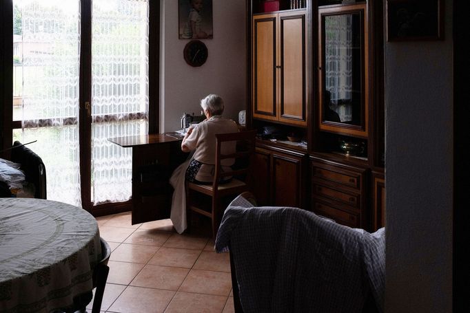 Fotograf během pandemie zachytil poslední boj svého dědečka s demencí.