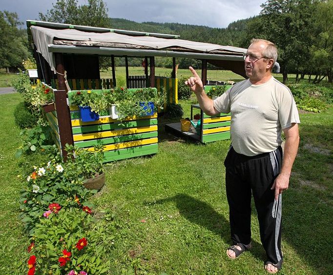 Josef Tomeček na své zahradě. Má ji rád, ale má ustoupit nádrži. Odejít dobrovolně se však nechystá.