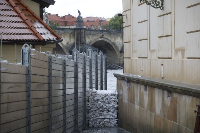 Příprava protipovodňových opatření v Praze.