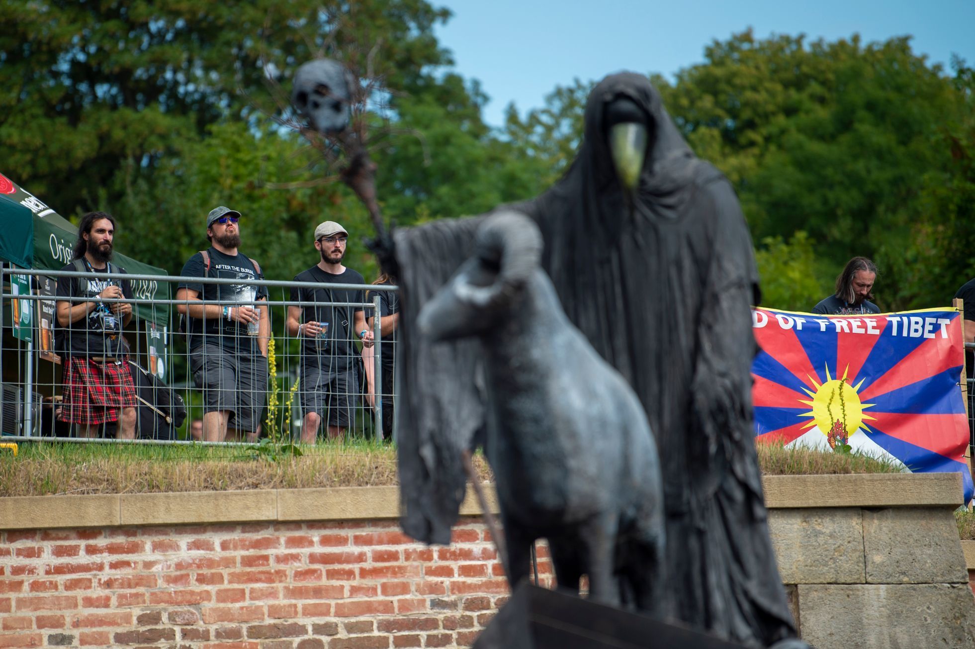 metal-se-zvukem-vysava-e-a-brusky-jak-vypad-den-na-festivalu-brutal