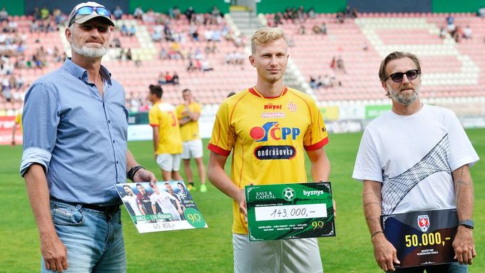 Antonín Barák starší, jeho syn Antonín a Karel Poborský při charitativní akci příbramských odchovanců