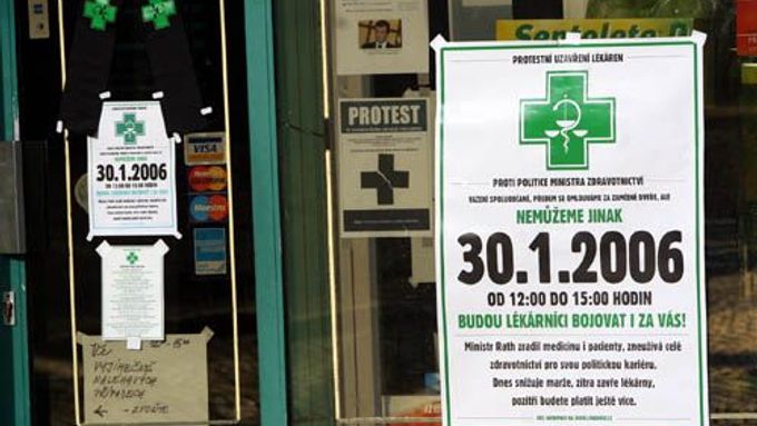 Plakáty na výlohách lékárny v Řevnicích u Prahy upozorňovaly na to, že od poledne do tří hodin bude zavřeno.