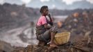 A local woman sits atop of an open cast coal field at Dhanbad district in the eastern Indian state of Jharkhand September 20, 2012. With oil and gas output disappointing and hydropower at full throttle, Asia's third-largest economy still relies on coal for most of its vast energy needs. About 75 percent of India's coal demand is met by domestic production and, according to government plans, that won't change over the next five years. Picture taken September 20, 2012. To match INDIA-COAL/ REUTERS/Ahmad Masood (INDIA - Tags: BUSINESS EMPLOYMENT ENERGY SOCIETY ENVIRONMENT) Published: Říj. 21, 2012, 10:19 odp.