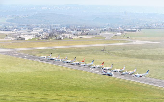 Koronavirové Česko z výšky. Letadla odstavená na Ruzyni, prázdná nádraží i hřiště