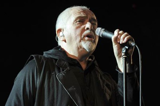 Peter Gabriel se poprvé proslavil jako sólový zpěvák a flétnista v progressive rockové skupině Genesis.