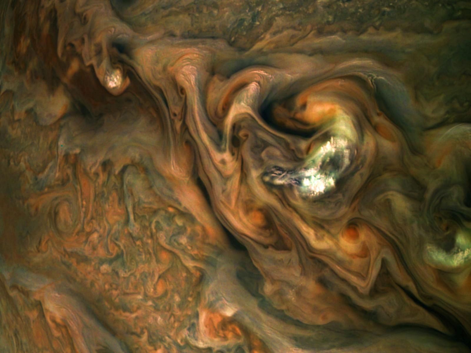 Tryskové proudění a víření na severní polokouli Jupiteru, jak ho zaznamenala sonda Juno.