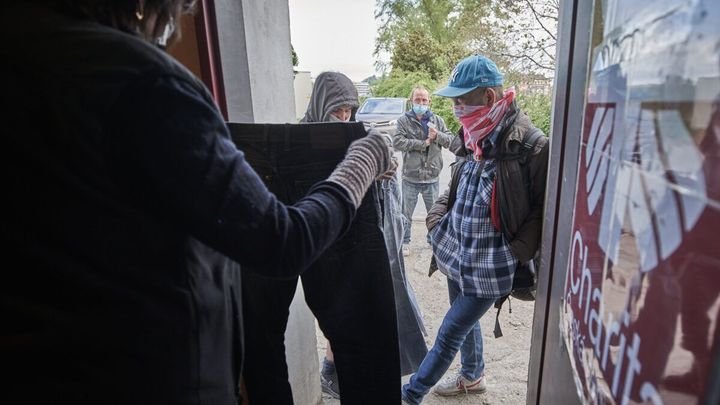 Nám nikdo nepomáhá, firmy teď peníze pro nás škrtají, říkají neziskovky v problémech