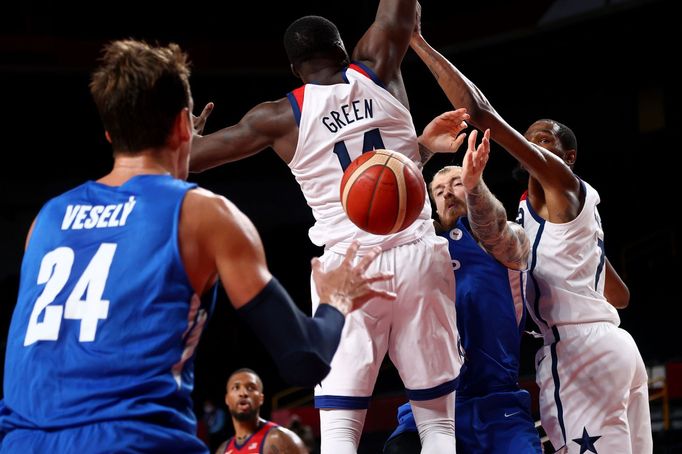 Patrik Auda, Jan Veselý a Draymond Green v zápase USA - Česko na OH 2020