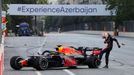 Rozhořčený Max Verstappen nakopává monopost Red Bullu při závodě v Baku