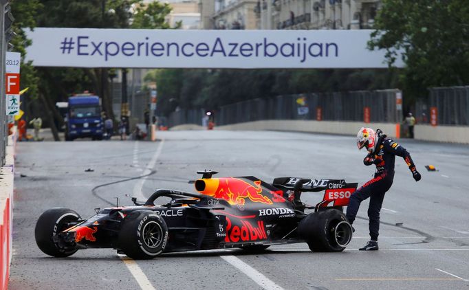 Rozhořčený Max Verstappen nakopává monopost Red Bullu při závodě v Baku