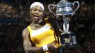 Serena Williamsová s trofejí pro vítězku Australian Open.