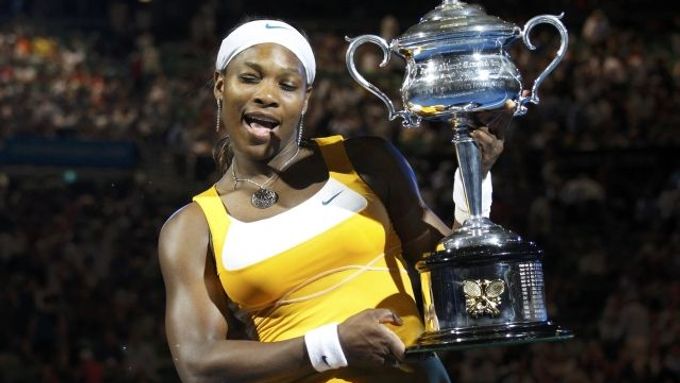 Serena Williamsová s trofejí pro vítězku Australian Open.