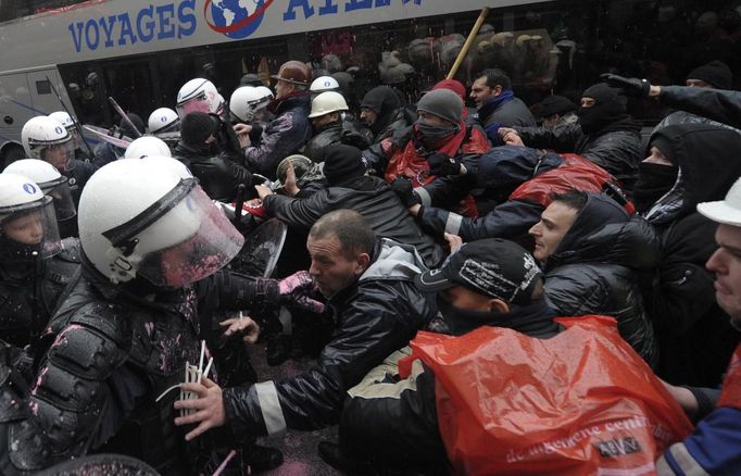 Arcelor Mittal workers from several Liege steel plants clash with riot policemen during a demonstration outside the Walloon Region parliament in Namur January 29, 2013. Arcelor Mittal, the world's largest steel producer, plans to shut a coke plant and six finishing lines at its site in Liege, Belgium, affecting 1,300 employees, the group said last week. REUTERS/Laurent Dubrule (BELGIUM - Tags: CIVIL UNREST BUSINESS EMPLOYMENT COMMODITIES TPX IMAGES OF THE DAY) Published: Led. 29, 2013, 1:18 odp.