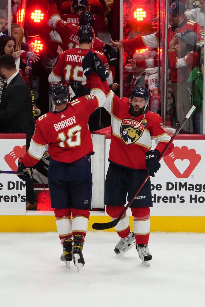 Radko Gudas a Aleksander Barkov slaví vítězství Floridy