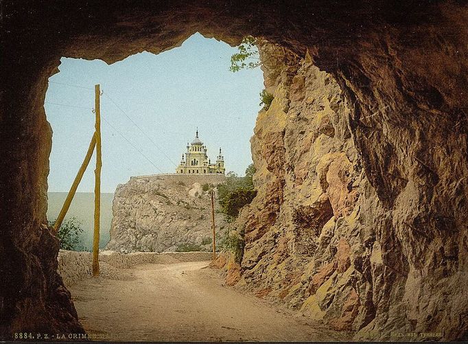 Záběr zpoza tunelu vedoucí ke kostelu, Bajdar, Krym, Rusko, nedatováno (mezi lety cca 1890 a cca 1900). Fotochrom