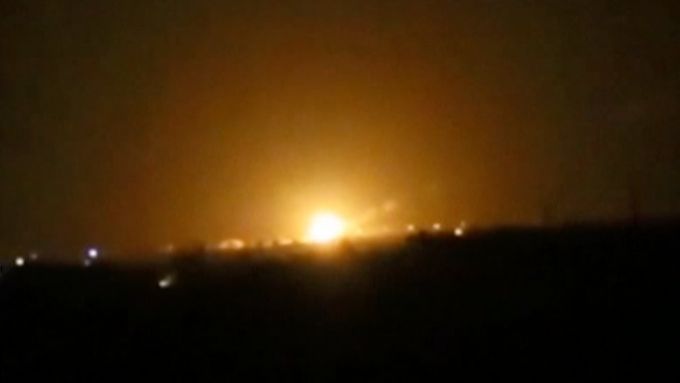 Kamera zachytila výbuchy u damašského letiště. Nálet zničil zásobníky s palivem