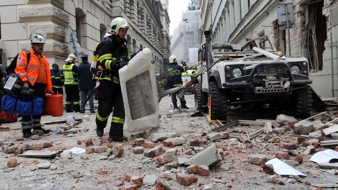 Policejní vyšetřovatel vyčíslil škodu po výbuchu v pražské Divadelní ulici předběžně na 100 milionů korun.