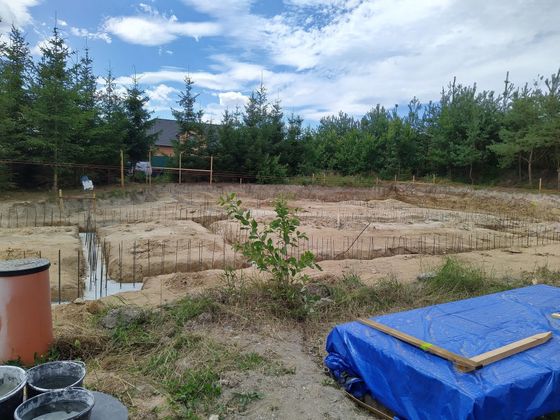 Na pozemku Miloše Zemana už začíná růst jeho "bungalov". Stavební povolení dostal v únoru.