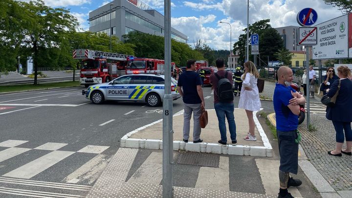 Policisté evakuují budovy, ve kterých sídlí Seznam. Někdo tam nahlásil bombu; Zdroj foto: Radka Zítková