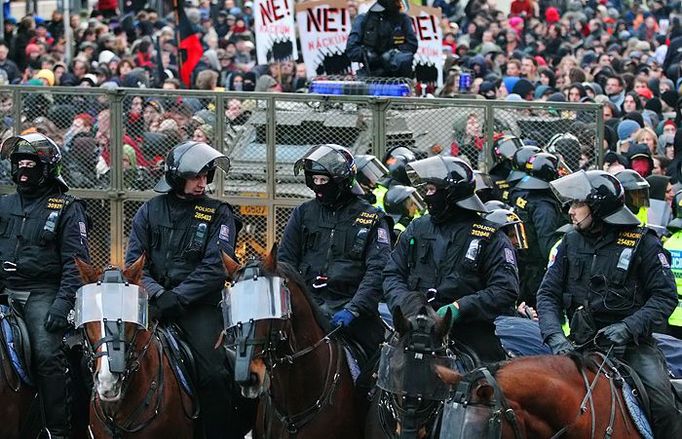 Anarchisté měli jednoznačnou početní převahu nad neonacisty, kterých se k budově právnické fakulty dostalo jenom pár desítek.