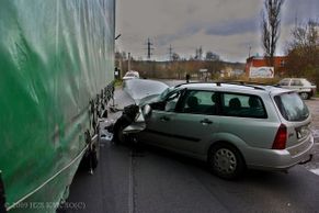Ford čelně narazil do náklaďáku