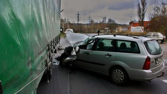 Ford čelně narazil do náklaďáku