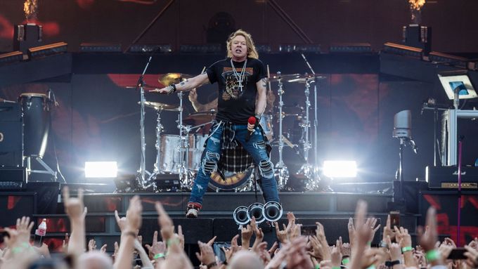 Guns N’ Roses tuto sobotu zahrají opět v pražských Letňanech. Na snímku z tamího koncertu v roce 2017 je zpěvák Axl Rose.