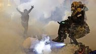 Atmosféra je velmi napjatá, ulice města halí kouř. Bude 200 federálních členů Kalifornské národní gardy převeleno do Portlandu, i když přesun dočasně zablokoval soud?