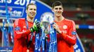 Petr Čech a Thibaut Courtois s trofejí z Ligového poháru