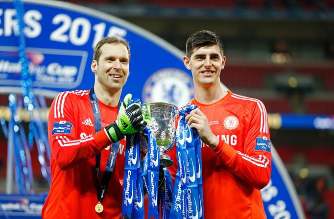 Petr Čech a Thibaut Courtois s trofejí z Ligového poháru