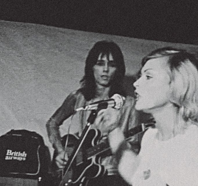 Ivan Král s kapelou Blondie, na snímku je její zpěvačka Debbie Harry. Snímek z koncertu v klubu CBGB.