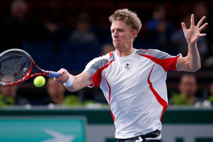 Jihoafrický tenista Kevin Anderson v utkání pařížského turnaje Masters 2012 proti Čechovi Tomáši Berdychovi.