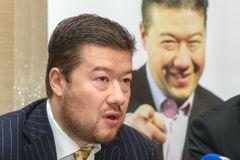 Češi nejvíc věří Okamurovi, šéfové koalice si polepšili