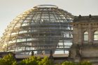 Koneckonců, devadesátá léta byla pro Fostera obdobím mnoha kompromisů. Při rekonstrukci berlínského říšského sněmu (Reichstagu) chtěl architekt původně zakrýt celou stavbu skleněným baldachýnem. To však v Německu neprošlo.
