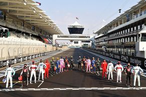 Jako poslední se upsal šampion Hamilton. Rošt formule 1 je definitivně plný