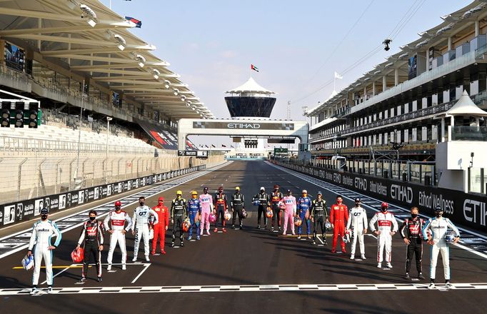 Piloti formule 1 před Velkou cenou Abú Zabí 2020.