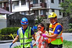 Při zemětřesení na Filipínách zemřelo pět lidí. Několik budov se zřítilo k zemi