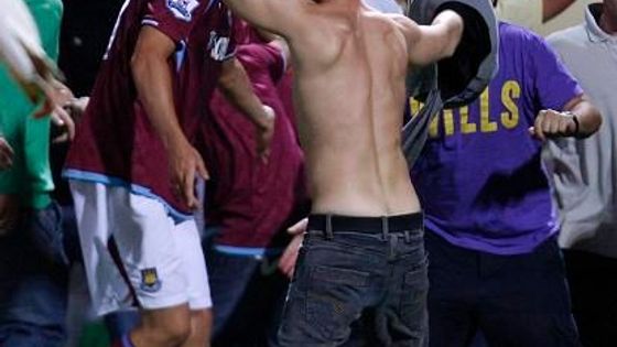 Obrazem: Násilí při fotbale. Hooligans zase řádili