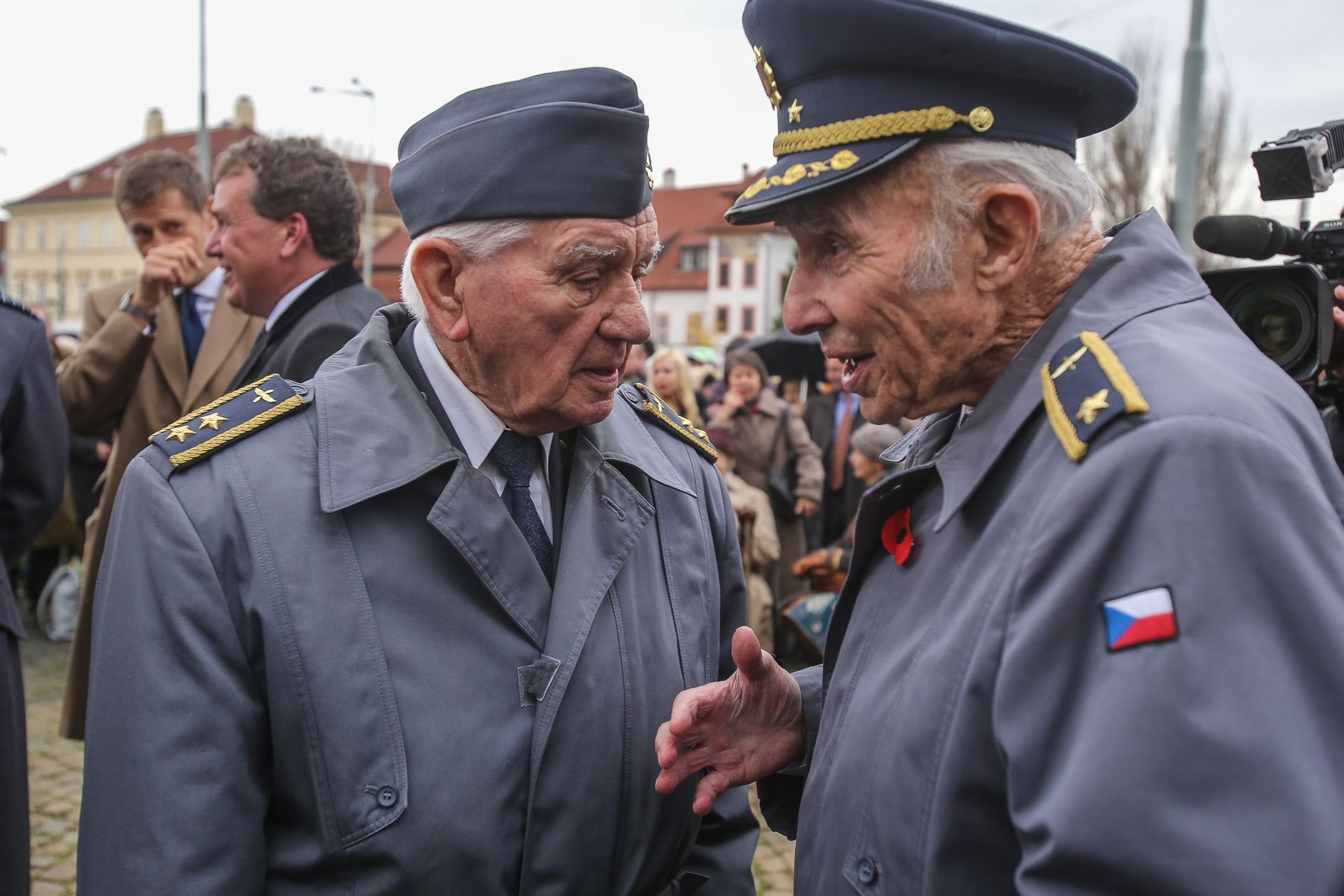 Odhalení pamětní desky Čechoslovákům bojujícím v RAF na památníku na Klárově v Praze