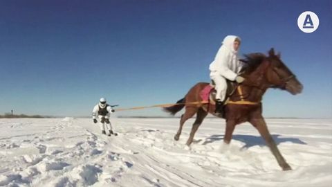 Cvičení ruských kadetů: Připoutaní ke koním skáčou na lyžích