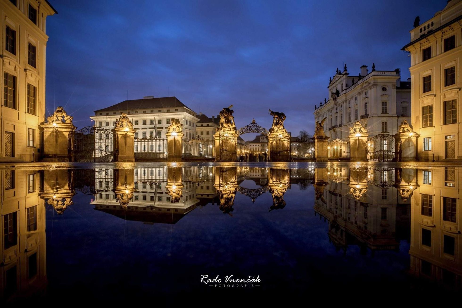 Radoslav Vnenčák: Praha v zrcadle