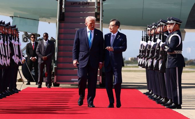 U.S. President Donald Trump arrives at Gimhae International Airport in Busan, South Korea, October 29, 2025. REUTERS/Evelyn Hockstein
