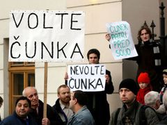 9. prosince 2006: KDU-ČSL potřebovala nového předsedu, jeho volbu však provázely velké emoce. Před schody k brněnskému Besednímu domu, kde se sjezd konal, jej čekali příznivci i odpůrci s transparenty.
