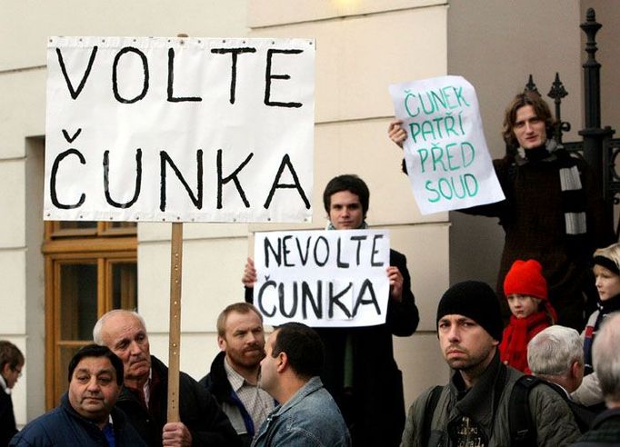 9. prosince 2006: KDU-ČSL potřebovala nového předsedu, jeho volbu však provázely velké emoce. Před schody k brněnskému Besednímu domu, kde se sjezd konal, jej čekali příznivci i odpůrci s transparenty.