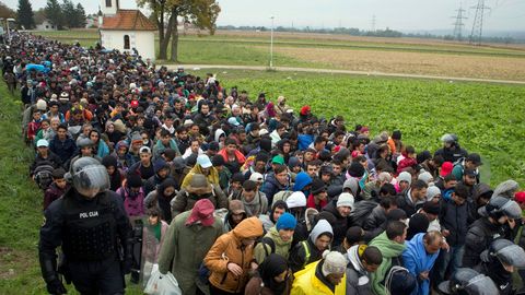Slovinsko regulaci běženců nezvládá a davy uprchlíků jen doprovází