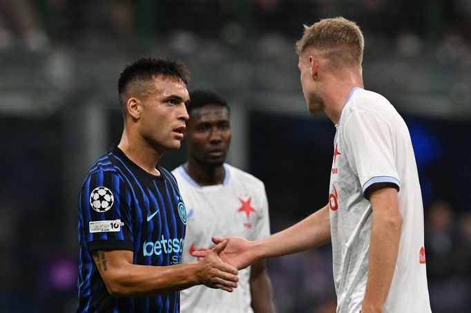 Radost fotbalistů Interu Milán v utkání Ligy mistrů se Slavií Praha